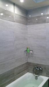 La salle de bains est pourvue d'une baignoire et d'un lavabo. dans l'établissement Двухкомнатная квартира Лофт в Центре Одессы Новострой рядом с Вокзалом 5 минут до Дерибасовской и Аркадии, à Odessa