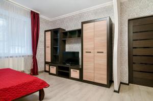 un dormitorio con un centro de entretenimiento con TV en Good Home en Sumy