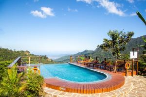 a swimming pool with a view of a mountain at Masaya Casas Viejas in Minca