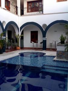 a courtyard with a pool in a building at Gran Hotel Valvanera Girardot in Girardot