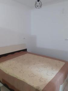 uma cama num quarto com uma estratégia de mediação em Luxury 1 Bedroom Apartment em Roşu