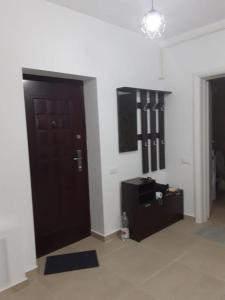 een kamer met een zwarte deur en een witte muur bij Luxury 1 Bedroom Apartment in Roşu