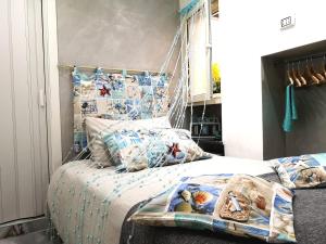 1 dormitorio con 1 cama con cabecero de malla en Il faro 17, en Taranto