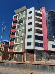 een hoog gebouw aan de kant van een straat bij Hotel Los Andes del Sur in Potosí