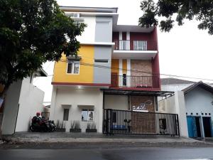 a colorful building with a motorcycle parked in front of it at Solota Kostel Syariah in Bonorejo