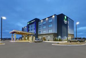 ein großes Gebäude mit Autos auf einem Parkplatz in der Unterkunft Holiday Inn Express & Suites - Port Elgin in Port Elgin