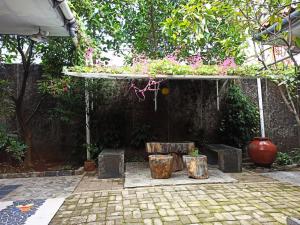 Κήπος έξω από το Jeng Tini Guest House