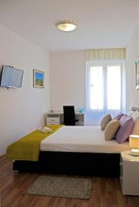 Un dormitorio con una cama grande y una ventana en A&M Apartment and Rooms en Split