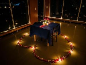 una mesa con un corazón hecho de luces en Abuharee Grand, en Hithadhoo