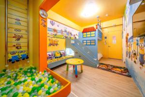 una stanza per bambini con scivolo e un mucchio di palle di Han Tian Slide a Wujie