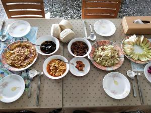 九份的住宿－利未莊園民宿，桌上放有盘子和碗的食物