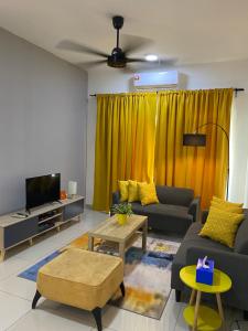 TV a/nebo společenská místnost v ubytování Zima Homestay@Kajang2