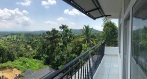 balcone con vista sulla giungla. di Raveendra Inn a Kalpetta