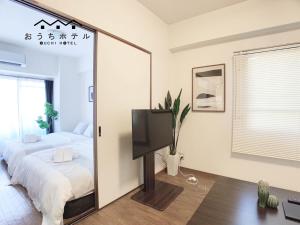 1 dormitorio con espejo y 1 cama en OUCHI HOTEL Dambara, en Hiroshima