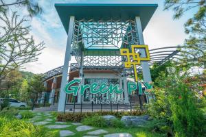 巴衝的住宿－Green Pix Khaoyai，前面有绿色公园标志的建筑