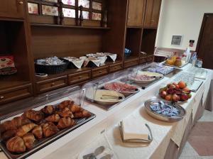 una línea de buffet con muchos tipos diferentes de comida en Il Nocchiero City Hotel, en Soverato Marina
