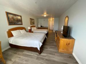 Postel nebo postele na pokoji v ubytování Traveler's Inn Carlin NV near Elko