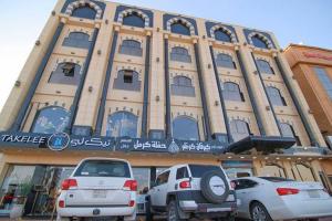 a building with cars parked in front of it at سكنا للشقق الفندقية in Buraydah
