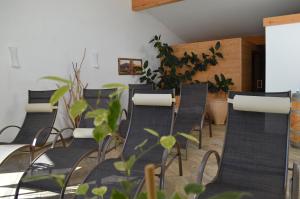 una fila de sillas en una habitación con plantas en Filzerlehen, en Radstadt