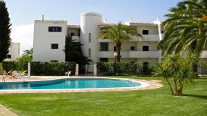 una piscina frente a un edificio en Terraços do Mar 46- Clever Details, en Vilamoura