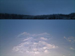 eine Gruppe von Wolken im Schnee auf einem See in der Unterkunft Das Kleine Glück in Büllingen