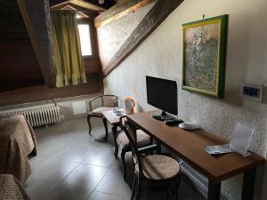 a room with a desk with a computer on it at Il Vecchio Mulino Di Bairo in Bairo