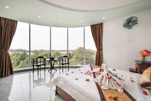 - une chambre avec 2 lits et une grande fenêtre dans l'établissement Venus Hotel, à Hô-Chi-Minh-Ville
