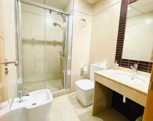 een badkamer met een toilet, een wastafel en een douche bij Be Suites Centro in Granada +35 foto's