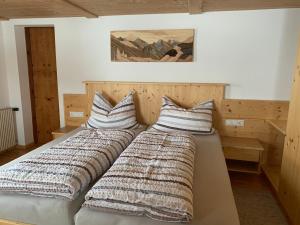two beds sitting next to each other in a bedroom at Gasthaus Oberweissen-Hittl in Sankt Jakob in Defereggen