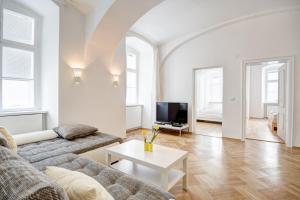 een woonkamer met een bank en een tafel bij Vienna-apartment-one Schmidgasse in Wenen