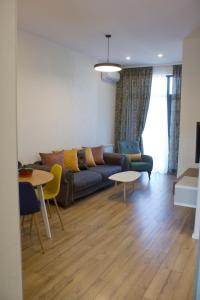 - un salon avec un canapé et une table dans l'établissement Sameba luxury, Golden View, à Tbilissi