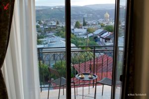 een balkon met uitzicht op de stad bij Sameba luxury, Golden View in Tbilisi City