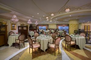 Restaurace v ubytování Royal Rose Abu Dhabi, a Curio Collection by Hilton Affiliated Hotel