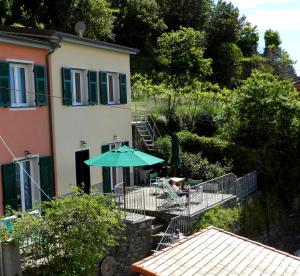 A garden outside ARIA DI MARE, Manarola - Camere con vista mare!