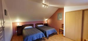 a bedroom with two beds in a room at Maison charmante à Plourhan avec jardin et terrasse in Plourhan