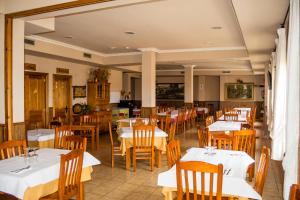 Reštaurácia alebo iné gastronomické zariadenie v ubytovaní El Roble Hotel Restaurante