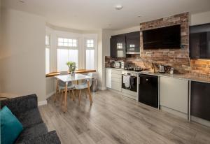 a kitchen with a table and a counter top at Bright and Luxurious Flat in the Heart of Reading in Reading