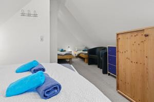 ein Zimmer mit einem Bett mit blauen Handtüchern darauf in der Unterkunft TTP Apartments Immenstaad in Immenstaad am Bodensee