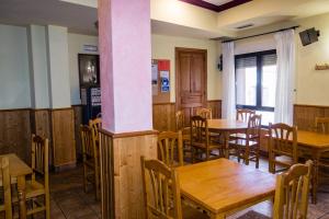 Reštaurácia alebo iné gastronomické zariadenie v ubytovaní El Roble Hotel Restaurante