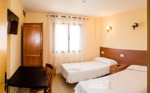 Postel nebo postele na pokoji v ubytování El Roble Hotel Restaurante