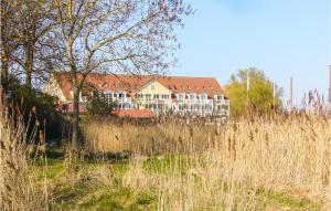 um edifício no meio de um campo de relva alta em Awesome Apartment In Insel Poel With Harbor View em Insel Poel