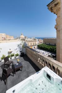 瓦萊塔的住宿－U Collection - a Luxury Collection Suites, Valletta，美景阳台的热水浴池