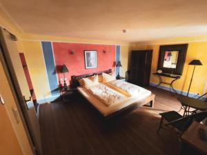a bedroom with a large bed in a room at Ristorante e Pensione La Campagnola in Dresden
