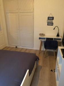 sypialnia z łóżkiem i biurkiem z krzesłem w obiekcie Chambre privée Triel-sur-Seine w mieście Triel-sur-Seine