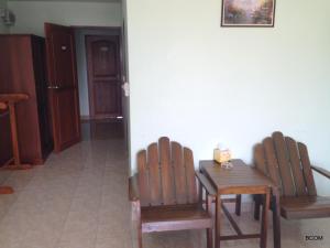 - une salle à manger avec une table et deux chaises dans l'établissement PTK Residence, à Chaweng