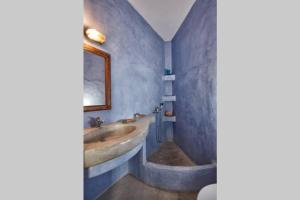 A bathroom at Summer House in Santorini