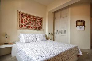 A bed or beds in a room at Summer House in Santorini