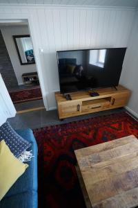 En tv och/eller ett underhållningssystem på Lofoten panoramic luxury home with sauna