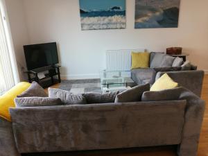 un soggiorno con divano e TV di SeaQuest 1 a Newquay