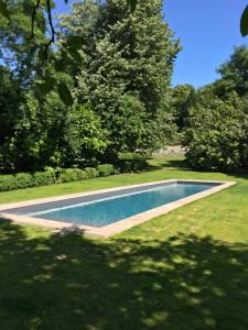 Swimmingpoolen hos eller tæt på L'Atelier des Magnolias